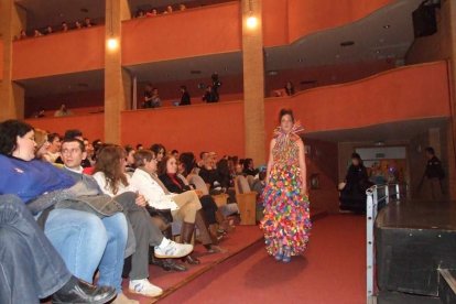 Tres mil bocadillos de sobrasada vegetal, vino y cerveza se repartieron entre los asistentes