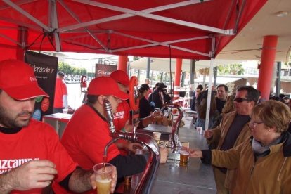 Tres mil bocadillos de sobrasada vegetal, vino y cerveza se repartieron entre los asistentes