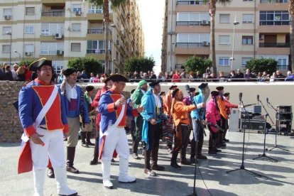 Tres mil bocadillos de sobrasada vegetal, vino y cerveza se repartieron entre los asistentes
