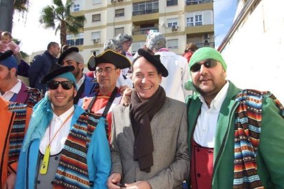 Tres mil bocadillos de sobrasada vegetal, vino y cerveza se repartieron entre los asistentes