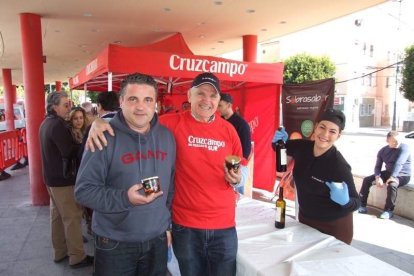 Tres mil bocadillos de sobrasada vegetal, vino y cerveza se repartieron entre los asistentes