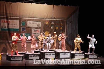 Murgas y comparsas llenaron ayer de alegría el centro de Almería