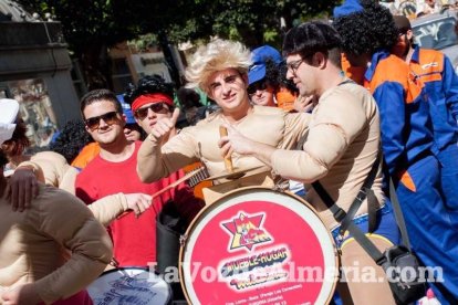 Murgas y comparsas llenaron ayer de alegría el centro de Almería