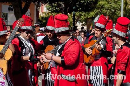 Murgas y comparsas llenaron ayer de alegría el centro de Almería