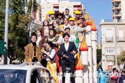 Murgas y comparsas llenaron ayer de alegría el centro de Almería