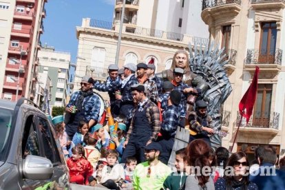 Murgas y comparsas llenaron ayer de alegría el centro de Almería