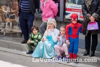 Murgas y comparsas llenaron ayer de alegría el centro de Almería
