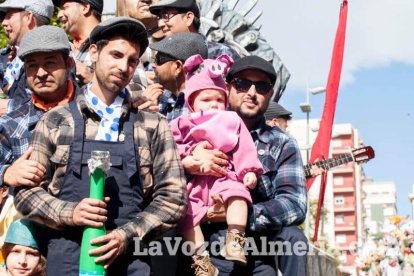 Murgas y comparsas llenaron ayer de alegría el centro de Almería