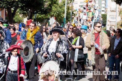 Murgas y comparsas llenaron ayer de alegría el centro de Almería