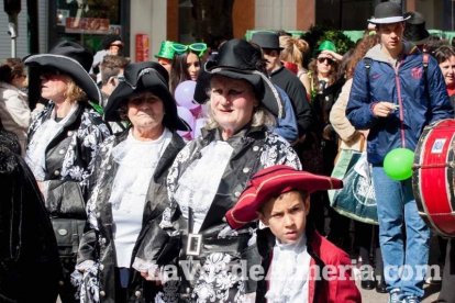 Murgas y comparsas llenaron ayer de alegría el centro de Almería