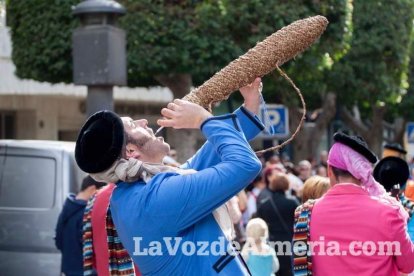 Murgas y comparsas llenaron ayer de alegría el centro de Almería