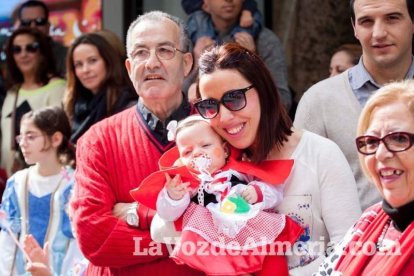 Murgas y comparsas llenaron ayer de alegría el centro de Almería