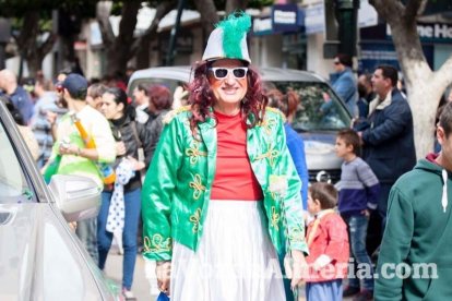 Murgas y comparsas llenaron ayer de alegría el centro de Almería