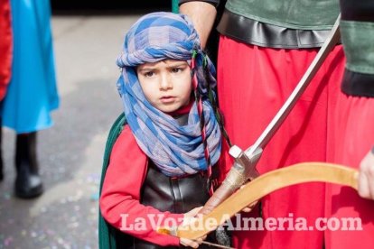 Murgas y comparsas llenaron ayer de alegría el centro de Almería