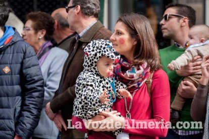 Murgas y comparsas llenaron ayer de alegría el centro de Almería