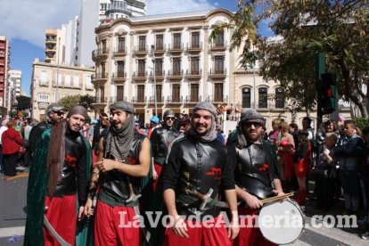 Murgas y comparsas llenaron ayer de alegría el centro de Almería