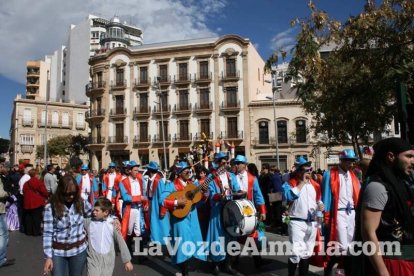 Murgas y comparsas llenaron ayer de alegría el centro de Almería