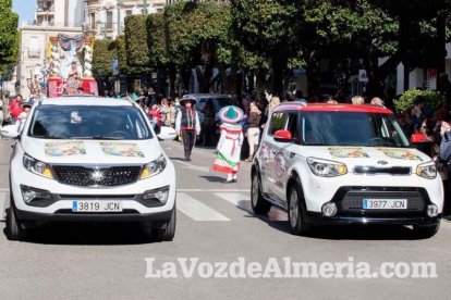 Murgas y comparsas llenaron ayer de alegría el centro de Almería