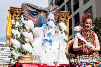 Murgas y comparsas llenaron ayer de alegría el centro de Almería