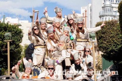 Murgas y comparsas llenaron ayer de alegría el centro de Almería