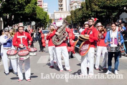 Murgas y comparsas llenaron ayer de alegría el centro de Almería