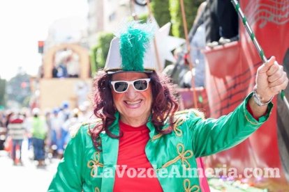 Murgas y comparsas llenaron ayer de alegría el centro de Almería