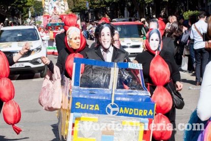 Murgas y comparsas llenaron ayer de alegría el centro de Almería