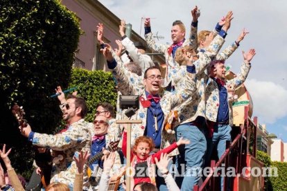 Murgas y comparsas llenaron ayer de alegría el centro de Almería