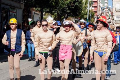 Murgas y comparsas llenaron ayer de alegría el centro de Almería