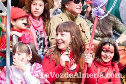 Murgas y comparsas llenaron ayer de alegría el centro de Almería