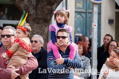 Murgas y comparsas llenaron ayer de alegría el centro de Almería