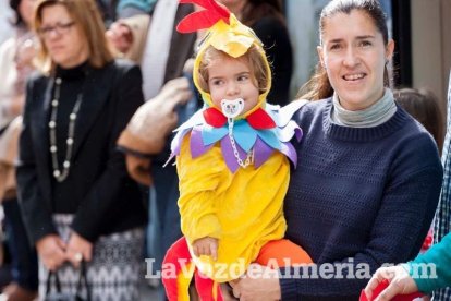 Murgas y comparsas llenaron ayer de alegría el centro de Almería