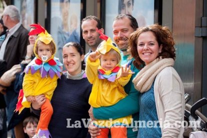 Murgas y comparsas llenaron ayer de alegría el centro de Almería