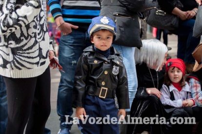 Murgas y comparsas llenaron ayer de alegría el centro de Almería
