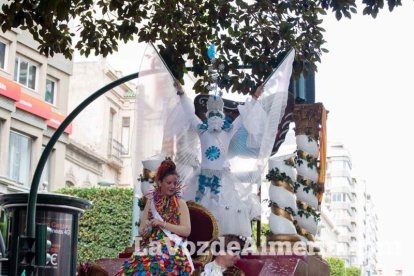 Murgas y comparsas llenaron ayer de alegría el centro de Almería