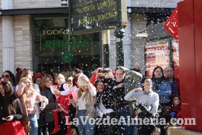 Murgas y comparsas llenaron ayer de alegría el centro de Almería