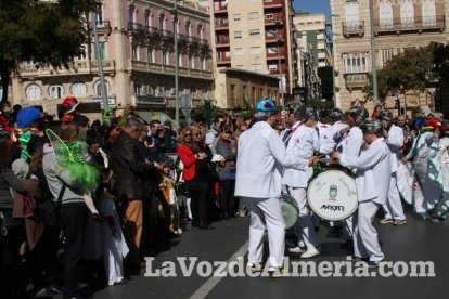 Murgas y comparsas llenaron ayer de alegría el centro de Almería