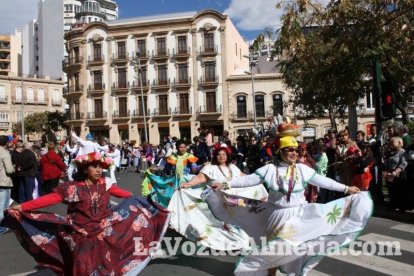 Murgas y comparsas llenaron ayer de alegría el centro de Almería
