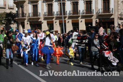 Murgas y comparsas llenaron ayer de alegría el centro de Almería