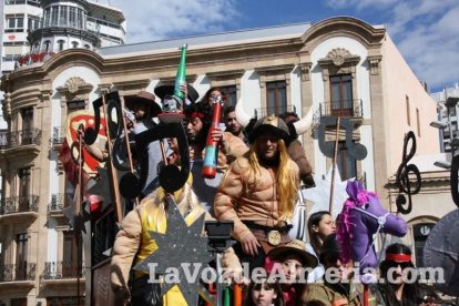 Murgas y comparsas llenaron ayer de alegría el centro de Almería