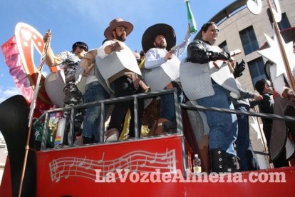 Murgas y comparsas llenaron ayer de alegría el centro de Almería