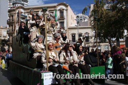 Murgas y comparsas llenaron ayer de alegría el centro de Almería