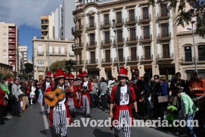 Murgas y comparsas llenaron ayer de alegría el centro de Almería
