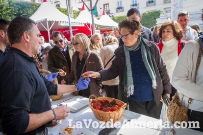 La Plaza Vieja ha vivido una gran jornada con música, juegos infantiles, degustaciones, muestra de tomates y venta con fines solidarios Fot