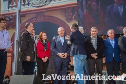 La Plaza Vieja ha vivido una gran jornada con música, juegos infantiles, degustaciones, muestra de tomates y venta con fines solidarios Fot