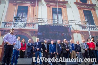 La Plaza Vieja ha vivido una gran jornada con música, juegos infantiles, degustaciones, muestra de tomates y venta con fines solidarios Fot