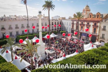 La Plaza Vieja ha vivido una gran jornada con música, juegos infantiles, degustaciones, muestra de tomates y venta con fines solidarios Fot