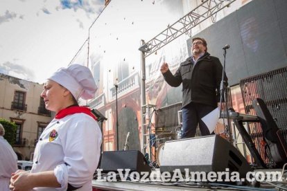 La Plaza Vieja ha vivido una gran jornada con música, juegos infantiles, degustaciones, muestra de tomates y venta con fines solidarios Fot