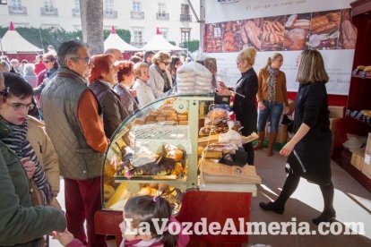 La Plaza Vieja ha vivido una gran jornada con música, juegos infantiles, degustaciones, muestra de tomates y venta con fines solidarios Fot