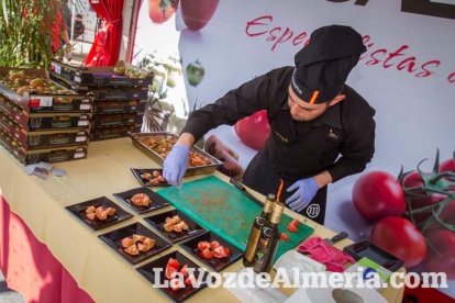 La Plaza Vieja ha vivido una gran jornada con música, juegos infantiles, degustaciones, muestra de tomates y venta con fines solidarios Fot